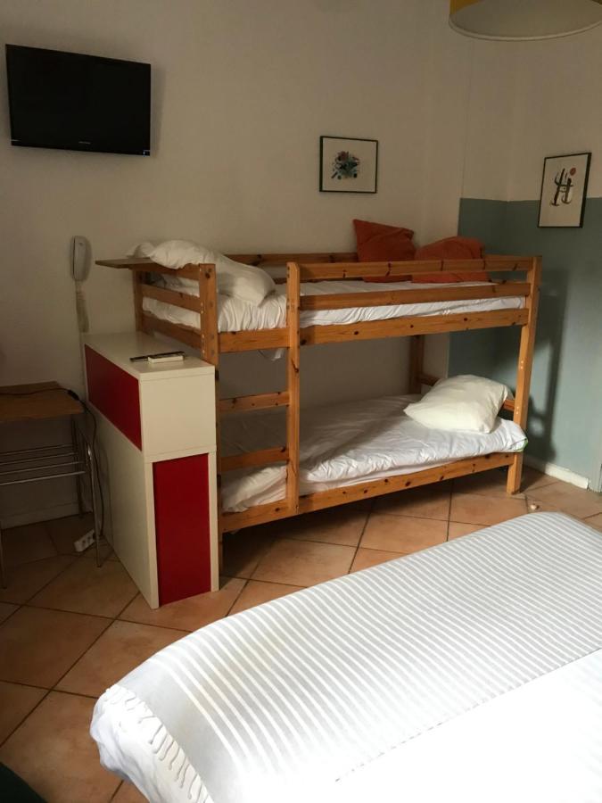 Hotel La Tour Des Fees Quissac  Exteriör bild